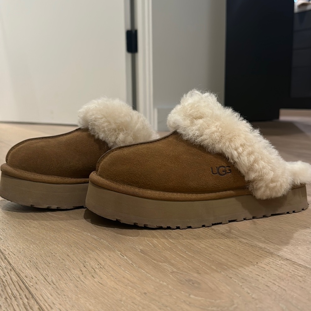UGG PLATFORM SLIPPERS